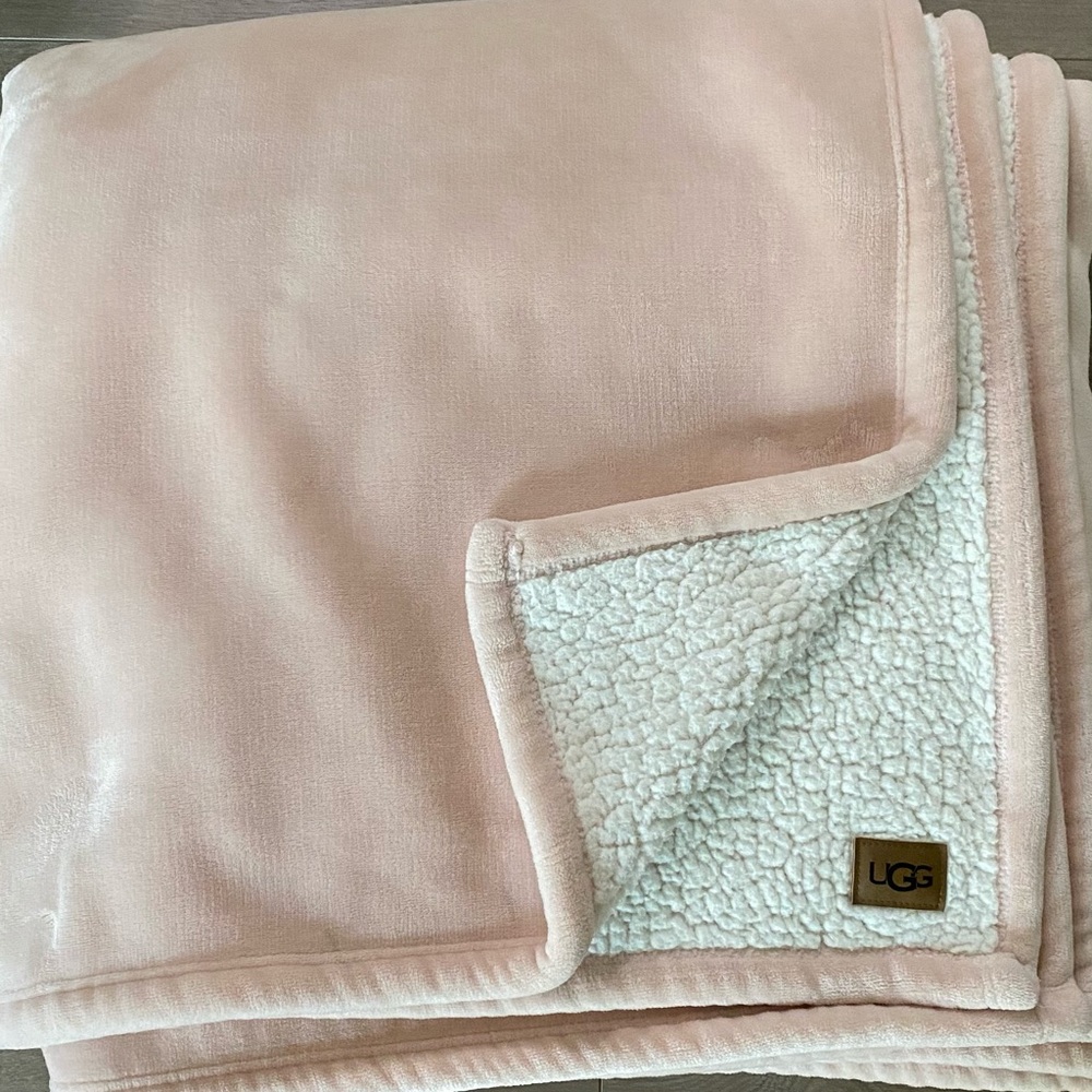 UGG® Avalon Sherpa Full/Queen Throw Blanket